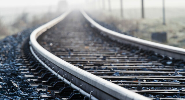 کاربرد اصلی ریل در صنایع راه آهن است و برای ساخت ریل آهن استفاده می شود جنس ریل های از فولاد CK45 و CK55  می باشد