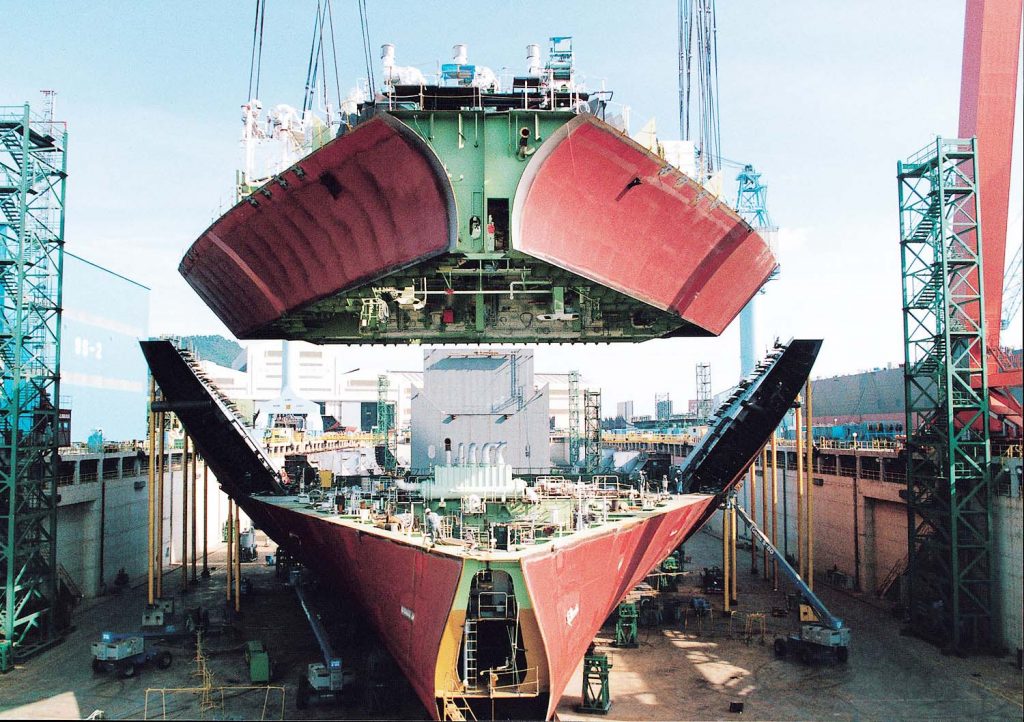 ورق دریایی LR-A , GL-A فولادی منحصر بفرد جهت ساخت بدنه های کلیه شناور های تجاری .تفریحی و نظامی میباشد . این نوع فولاد با استاندارد های GL-A و LR-A جهت ساخت ساختمان کشتی ، عرشه کشتی و بدنه خارجی بکار میرود .