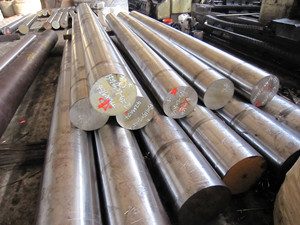 فولاد MO40 در گروه فولادهای قابل عملیات حرارتي (آلیاژهای با کیفیت بالا) قرار دارد. در بعضی مواقع برای حذف تردی حاصل از کروم در فولاد MO40 از حدود ۰٫۲ درصد نیکل استفاده می شود.