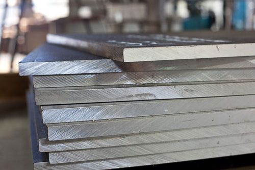 فولاد A36 ASTM یک فولاد کم کربن است که دارای توانایی خوبی در ترکیب و شکل پذیری است. فولاد A36 دارای تراکم ۷۸۰۰ کیلوگرم در هر متر مکعب است.